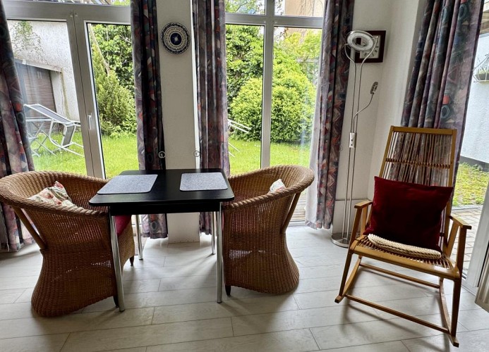 Wohnzimmer mit Ausgang zur Terrasse